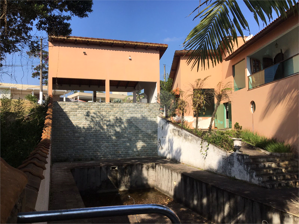 Casa no condomínio  em Embu  740 m² 