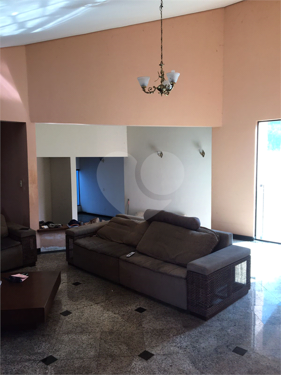 Casa no condomínio  em Embu  740 m² 