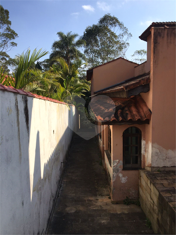 Casa no condomínio  em Embu  740 m² 