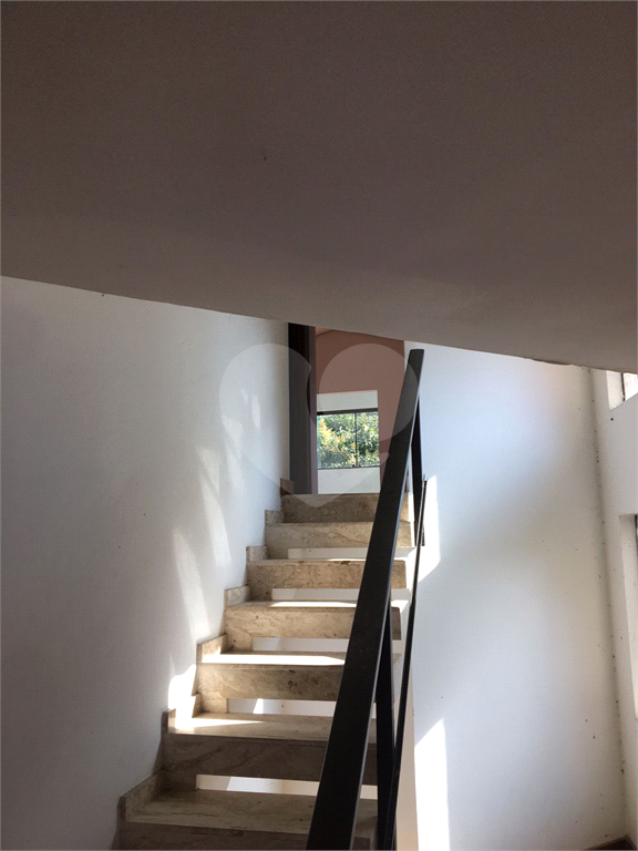 Casa no condomínio  em Embu  740 m² 