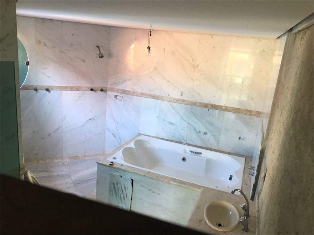 Casa no condomínio  em Embu  740 m² 