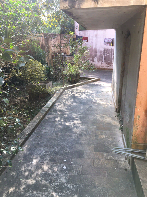 Casa no condomínio  em Embu  740 m² 
