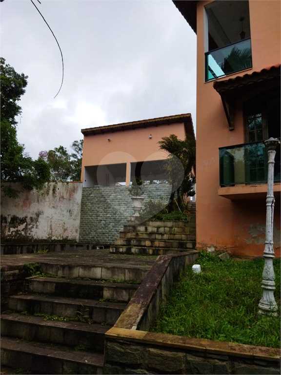 Casa no condomínio  em Embu  740 m² 