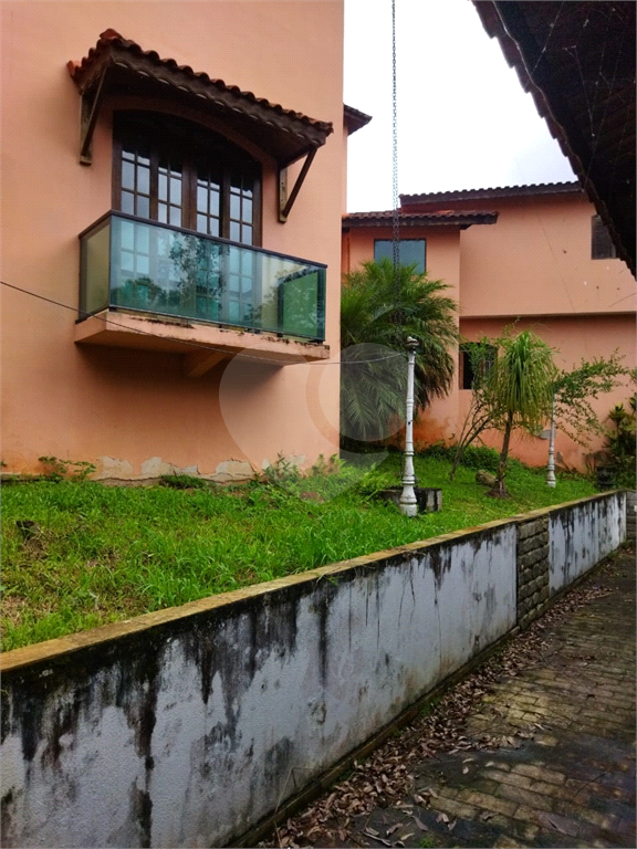 Casa no condomínio  em Embu  740 m² 