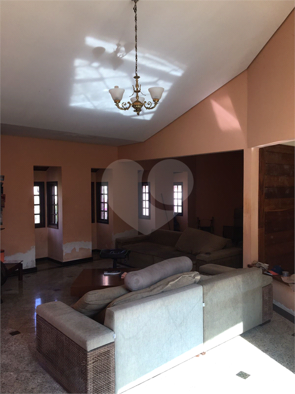 Casa no condomínio  em Embu  740 m² 
