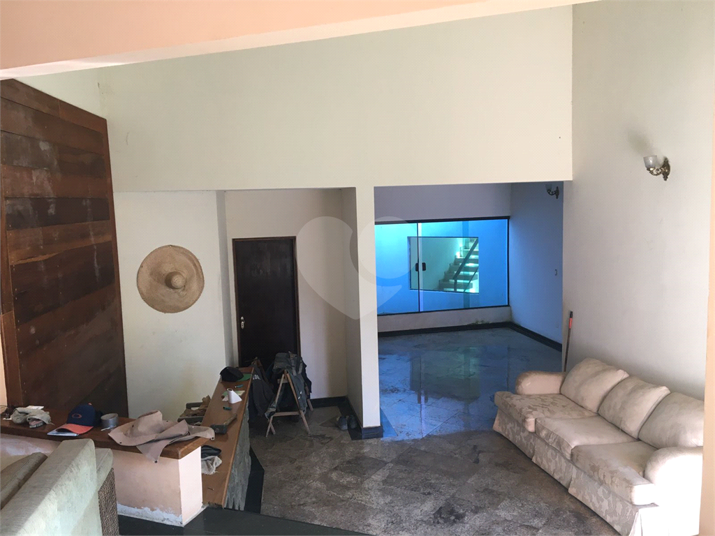 Casa no condomínio  em Embu  740 m² 