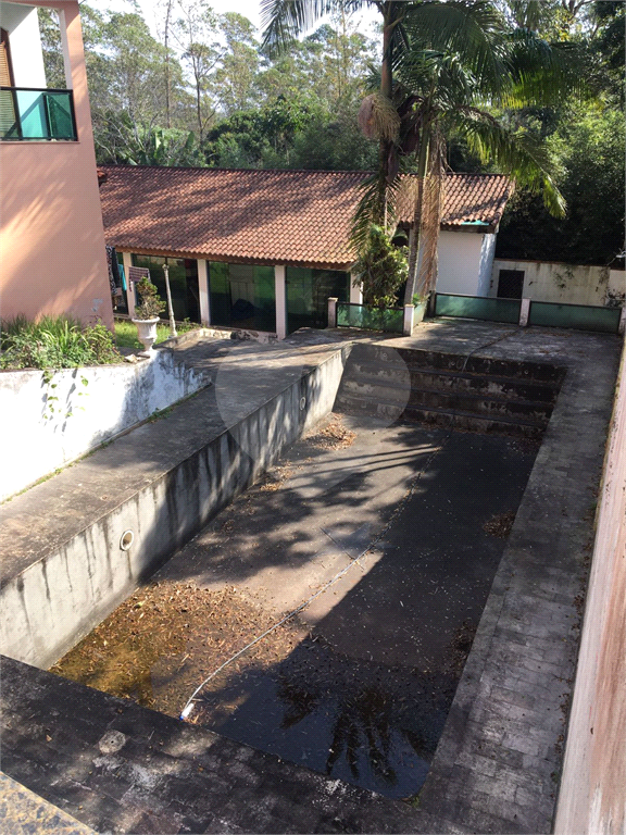 Casa no condomínio  em Embu  740 m² 