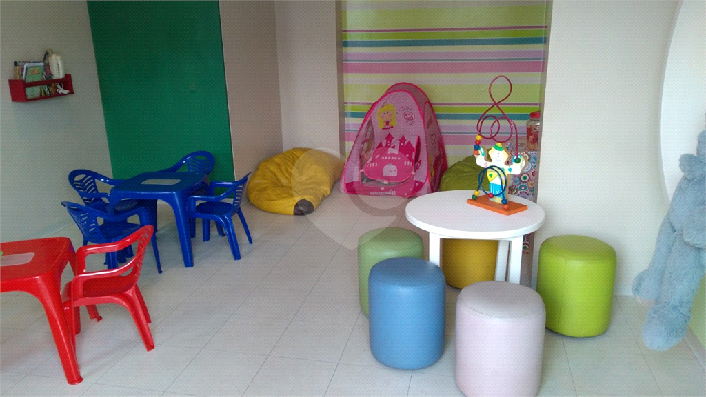 Apartamento com 3 dormitórios e vaga de garagem.