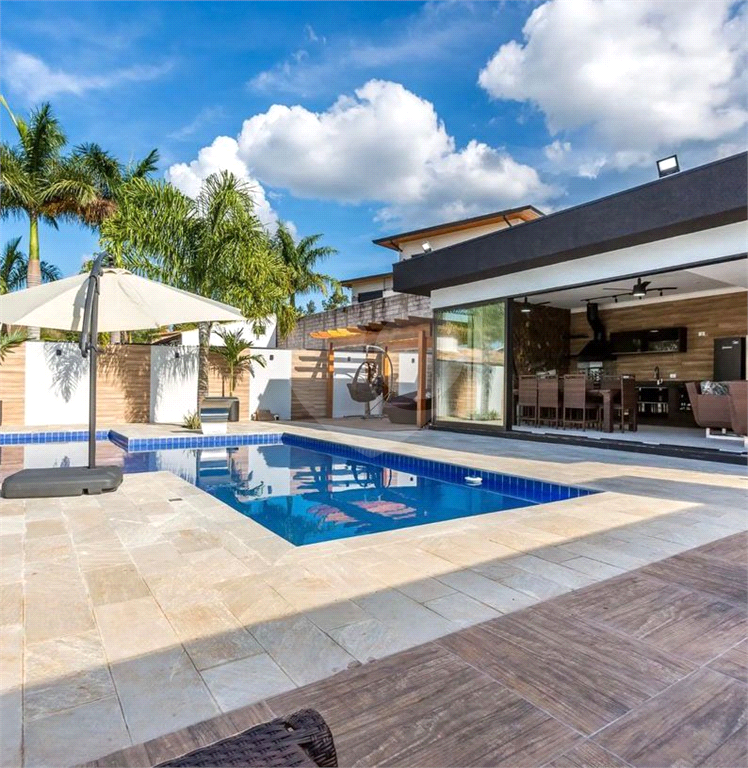 Casa Mobiliada em condomínio fechado com 5 suítes, piscina em Atibaia