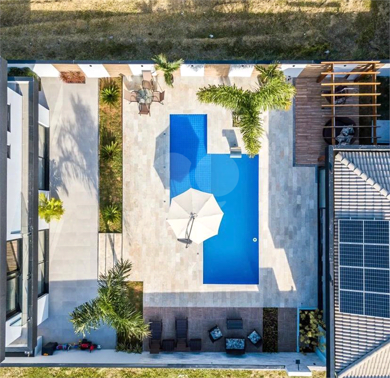 Casa Mobiliada em condomínio fechado com 5 suítes, piscina em Atibaia