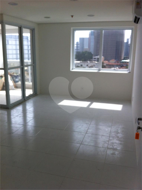 SALA COMERCIAL A UM PASSO DA FARIA LIMA EM PINHEIROS. 2 VAGAS DE GARAGEM. EDIFÍCIO NOVO.