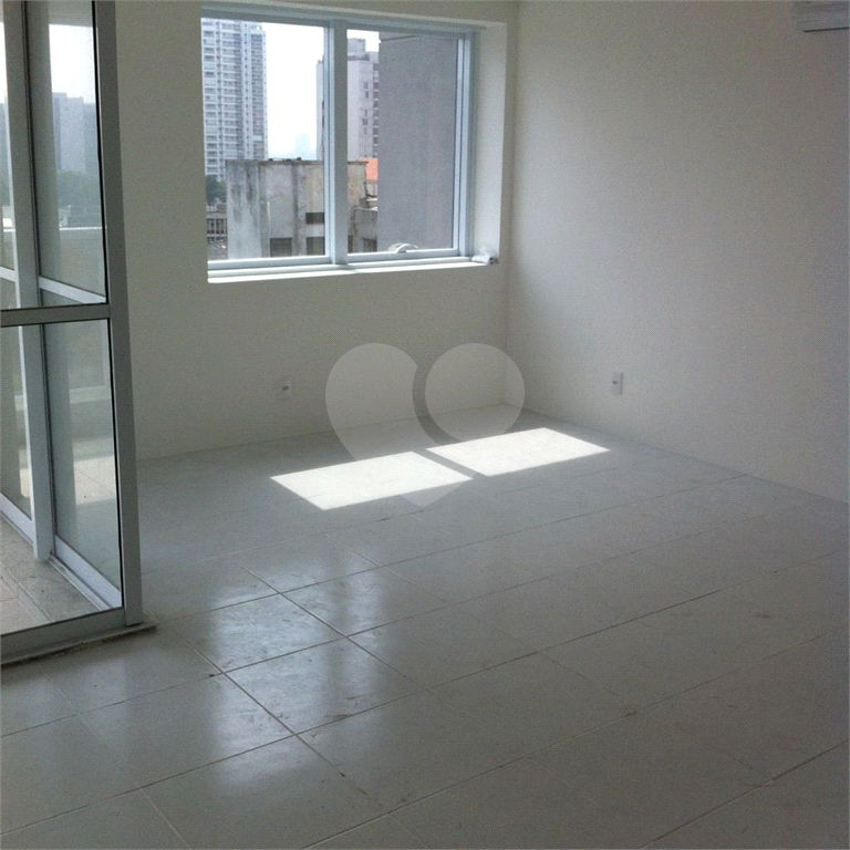 SALA COMERCIAL A UM PASSO DA FARIA LIMA EM PINHEIROS. 2 VAGAS DE GARAGEM. EDIFÍCIO NOVO.