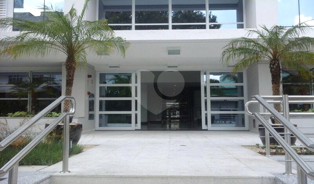 SALA COMERCIAL A UM PASSO DA FARIA LIMA EM PINHEIROS. 2 VAGAS DE GARAGEM. EDIFÍCIO NOVO.