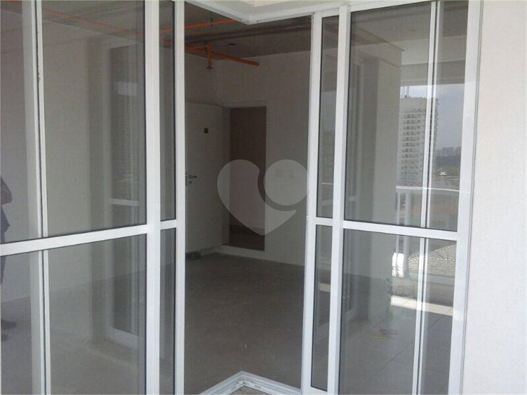 SALA COMERCIAL A UM PASSO DA FARIA LIMA EM PINHEIROS. 2 VAGAS DE GARAGEM. EDIFÍCIO NOVO.