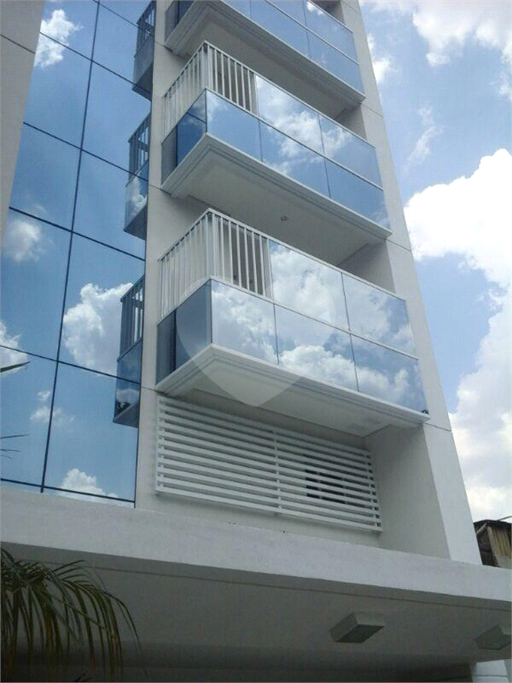 SALA COMERCIAL A UM PASSO DA FARIA LIMA EM PINHEIROS. 2 VAGAS DE GARAGEM. EDIFÍCIO NOVO.