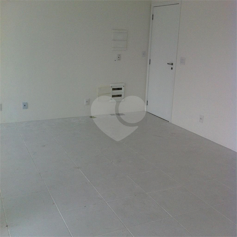 SALA COMERCIAL A UM PASSO DA FARIA LIMA EM PINHEIROS. 2 VAGAS DE GARAGEM. EDIFÍCIO NOVO.