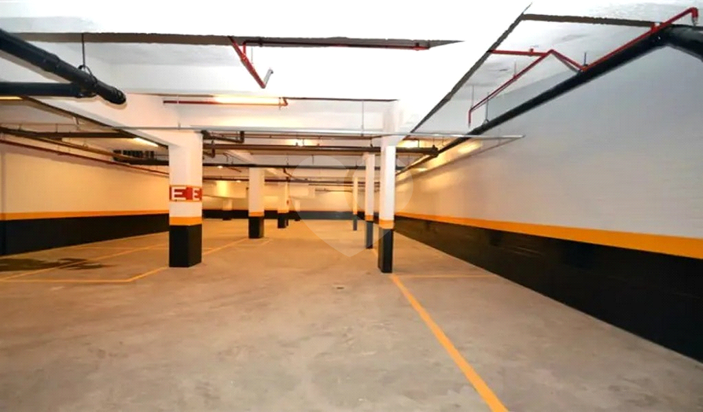 SALA COMERCIAL A UM PASSO DA FARIA LIMA EM PINHEIROS. 2 VAGAS DE GARAGEM. EDIFÍCIO NOVO.