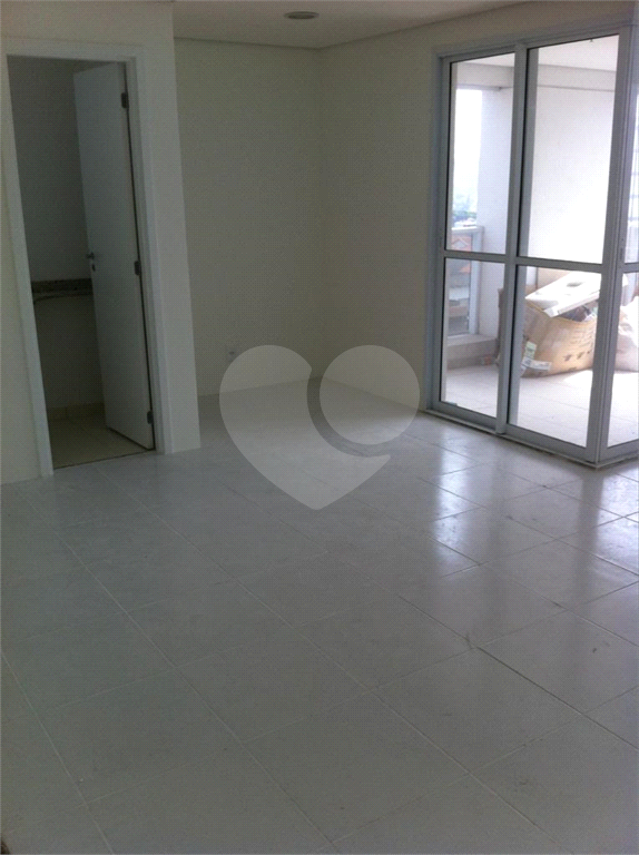 SALA COMERCIAL A UM PASSO DA FARIA LIMA EM PINHEIROS. 2 VAGAS DE GARAGEM. EDIFÍCIO NOVO.