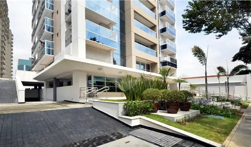 SALA COMERCIAL A UM PASSO DA FARIA LIMA EM PINHEIROS. 2 VAGAS DE GARAGEM. EDIFÍCIO NOVO.