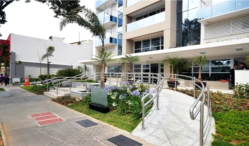 SALA COMERCIAL A UM PASSO DA FARIA LIMA EM PINHEIROS. 2 VAGAS DE GARAGEM. EDIFÍCIO NOVO.