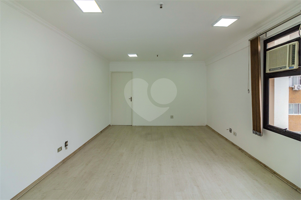 SALA COMERCIAL PARA VENDA COM  33 M DE ÁREA E  UMA VAGA NA VILA NOVA CONCEIÇÃO!