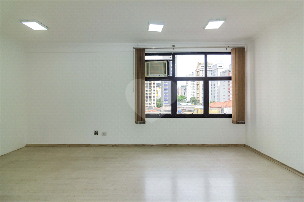 SALA COMERCIAL PARA VENDA COM  33 M DE ÁREA E  UMA VAGA NA VILA NOVA CONCEIÇÃO!