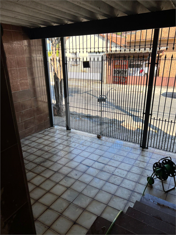 Casa residencial com área para comércio.