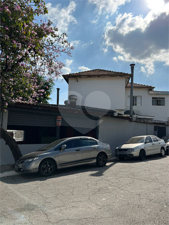 Casa residencial com área para comércio.