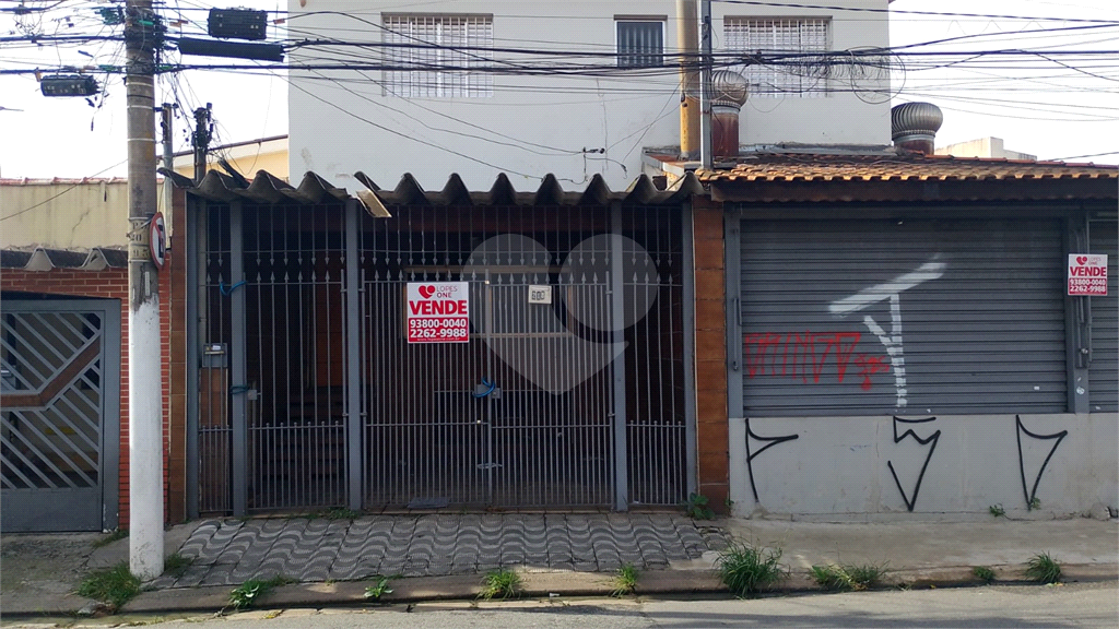 Casa residencial com área para comércio.