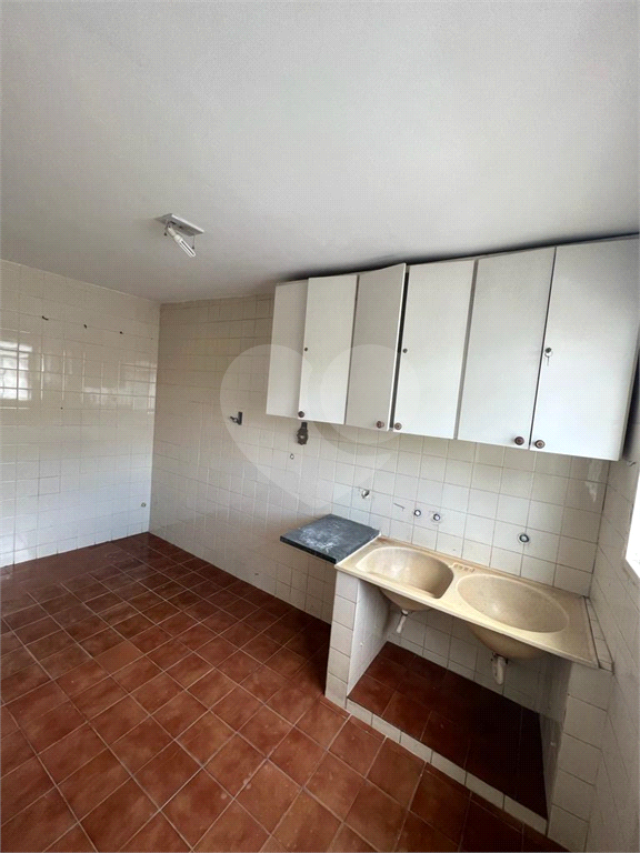 Casa residencial com área para comércio.