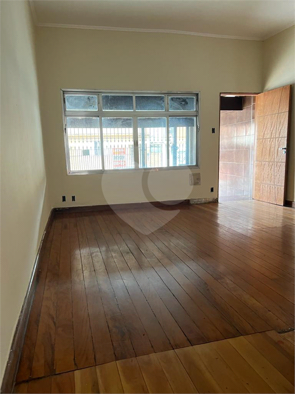 Casa residencial com área para comércio.