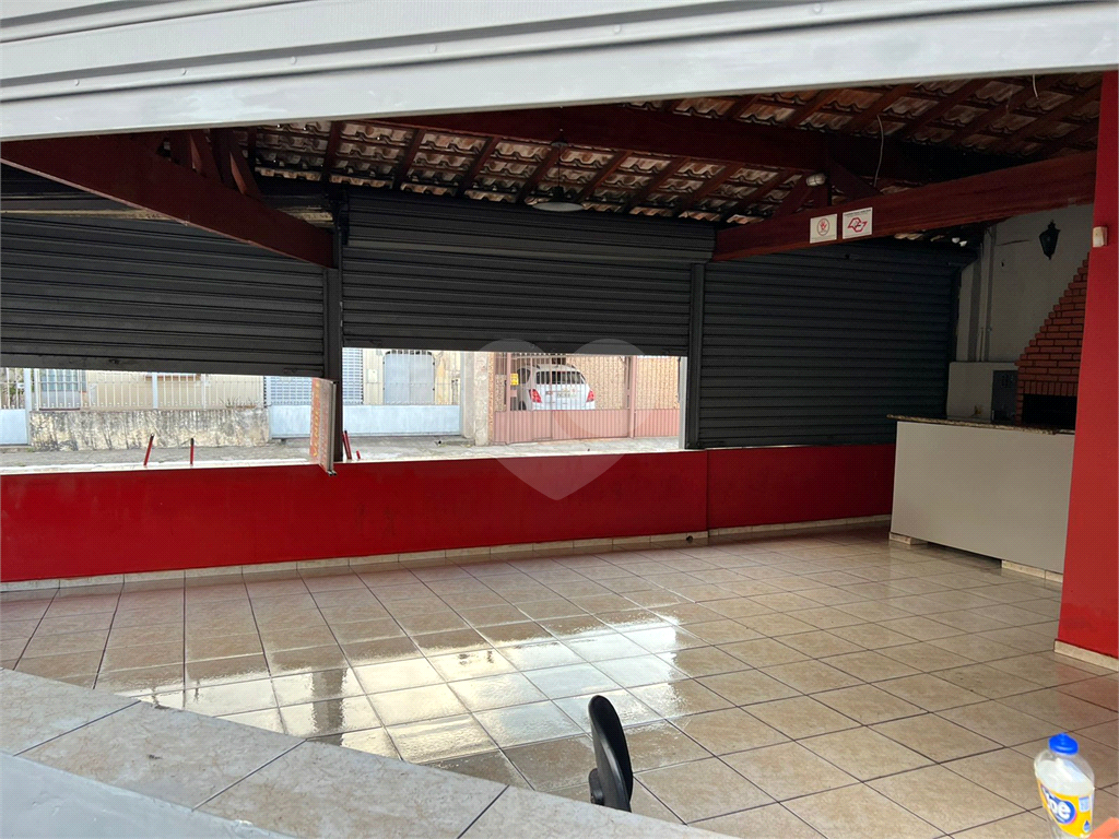 Casa residencial com área para comércio.