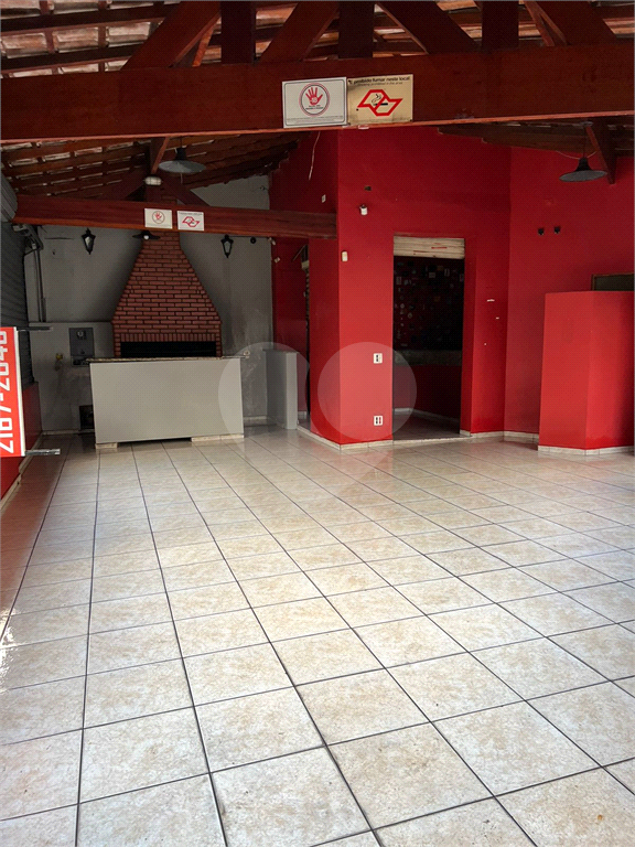 Casa residencial com área para comércio.