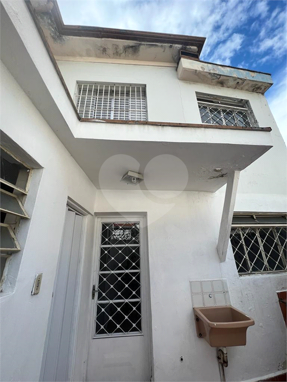 Casa residencial com área para comércio.
