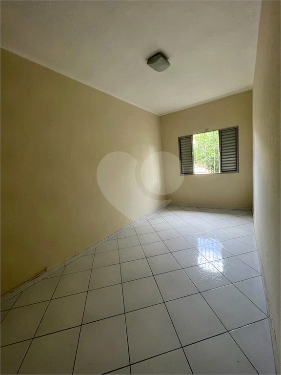 Casa residencial com área para comércio.