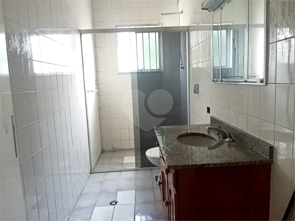Casa residencial com área para comércio.