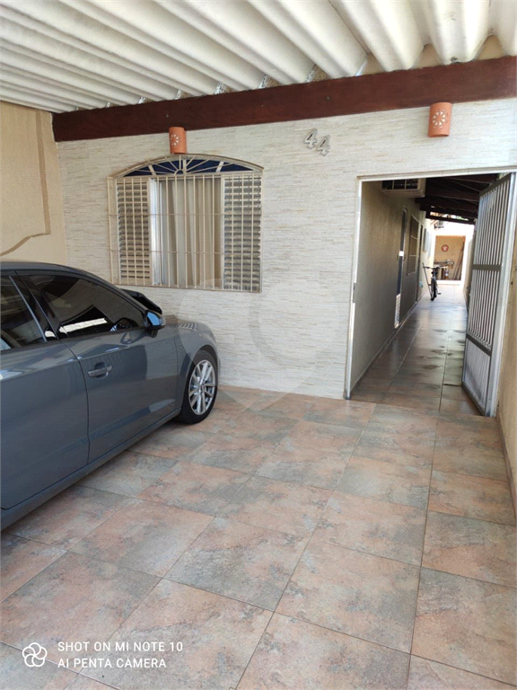 Casa Terrea na Praia de  Solemar com 02 dormitórios 02 vagas de garagem e Churrasqueira 