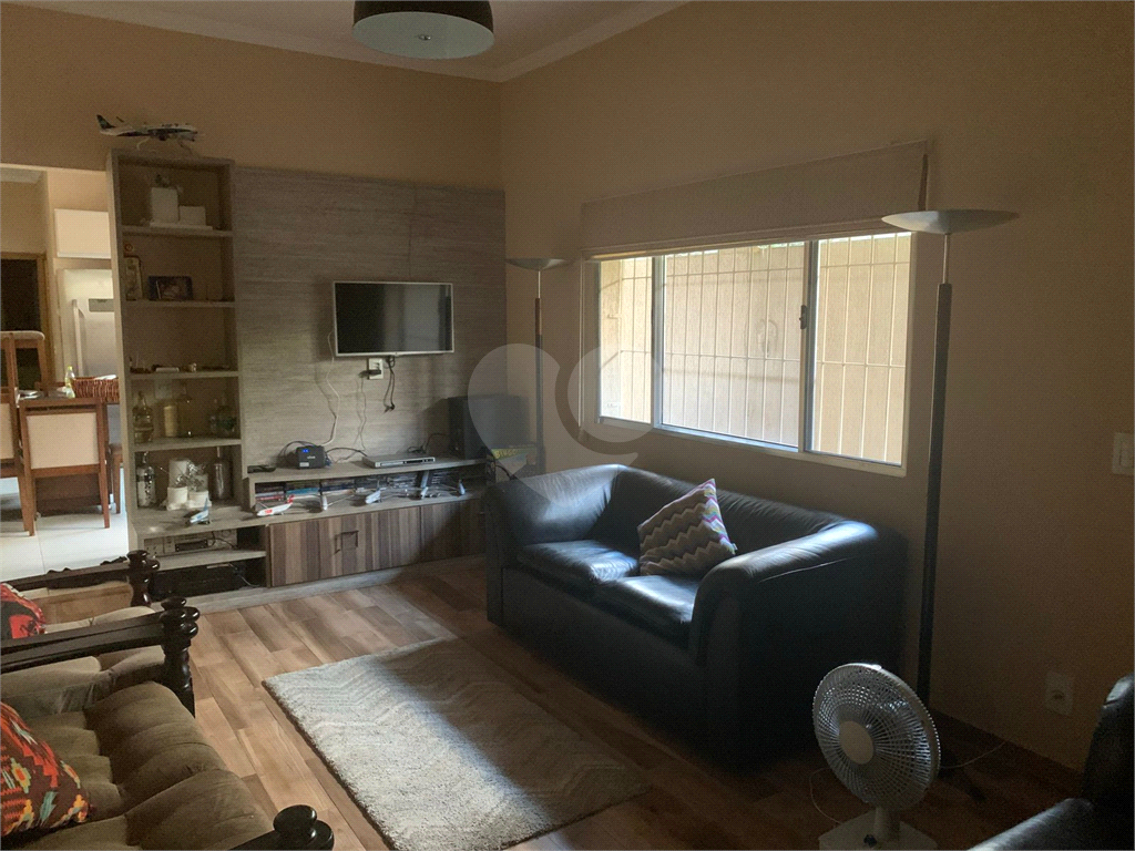Casa Terrea na Praia de  Solemar com 02 dormitórios 02 vagas de garagem e Churrasqueira 