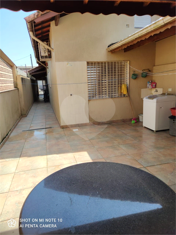 Casa Terrea na Praia de  Solemar com 02 dormitórios 02 vagas de garagem e Churrasqueira 