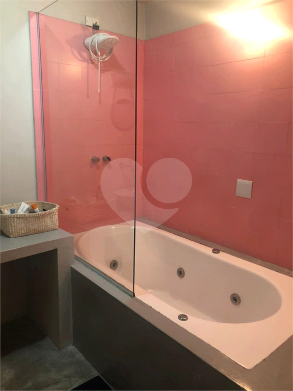 EXCELENTE apartamento c/  120m² , 03 quartos 02 suítes e quintal em Pinheiros!