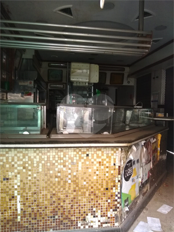 PONTO COMERCIAL EM AVENIDA  DE ESQUINA