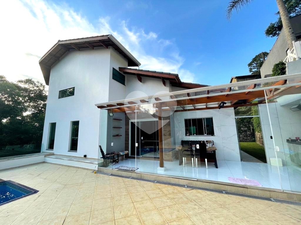 Casa de Condomínio à venda com 4 quartos, 232m² - Foto 1