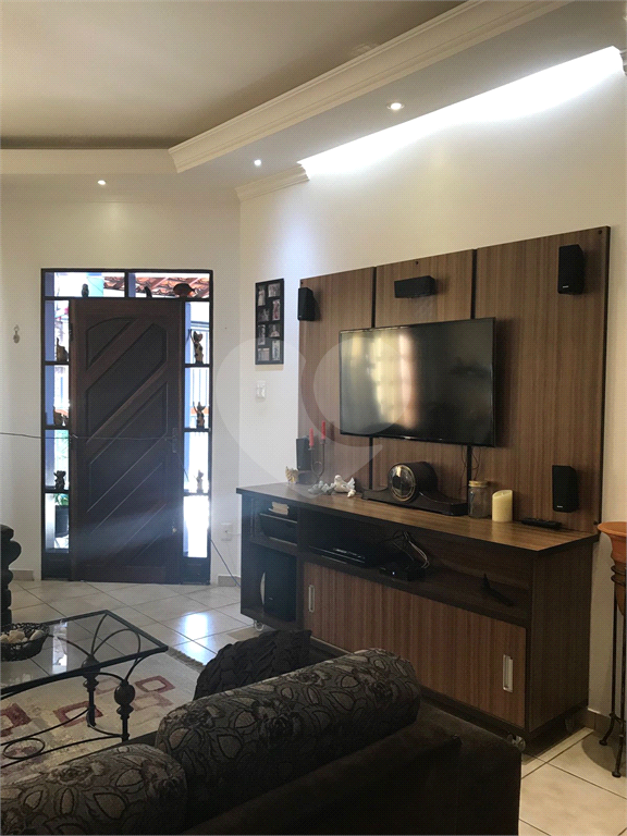 Casa à venda com 3 quartos, 223m² - Foto 1