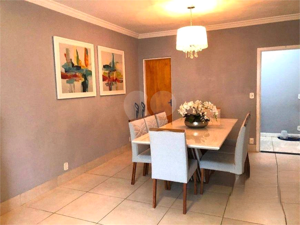 Casa à venda com 3 quartos, 218m² - Foto 1