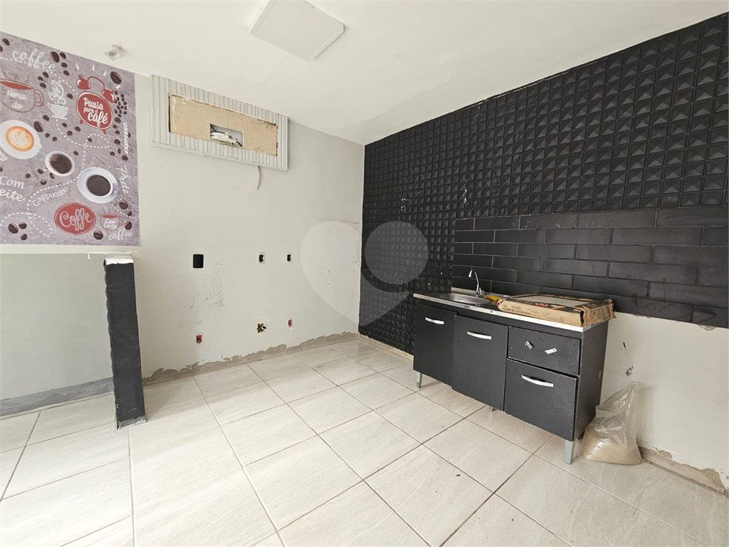 Loja de rua de 32,50m² com 1 salão, área para cozinha, 1 banheiro MOEMA