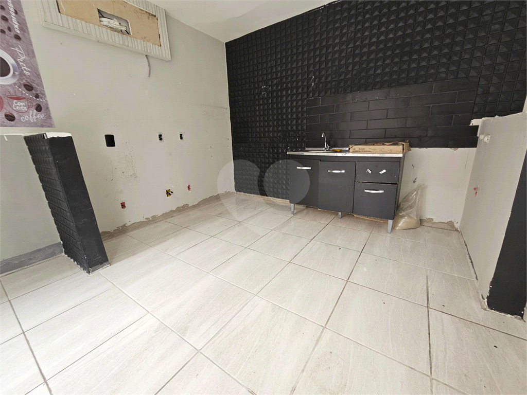 Loja de rua de 32,50m² com 1 salão, área para cozinha, 1 banheiro MOEMA