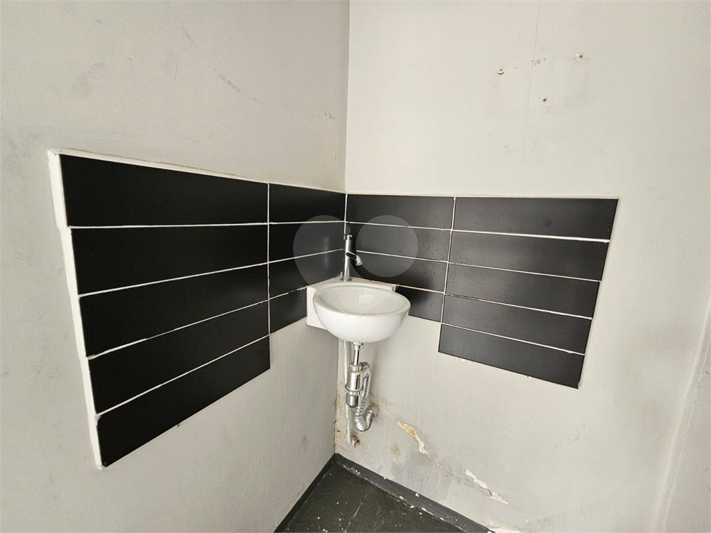 Loja de rua de 32,50m² com 1 salão, área para cozinha, 1 banheiro MOEMA