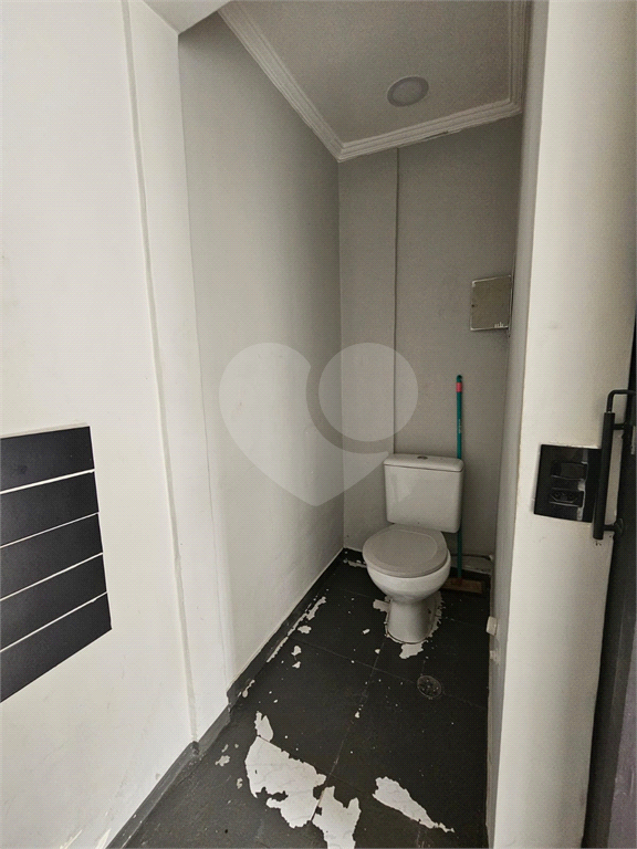 Loja de rua de 32,50m² com 1 salão, área para cozinha, 1 banheiro MOEMA