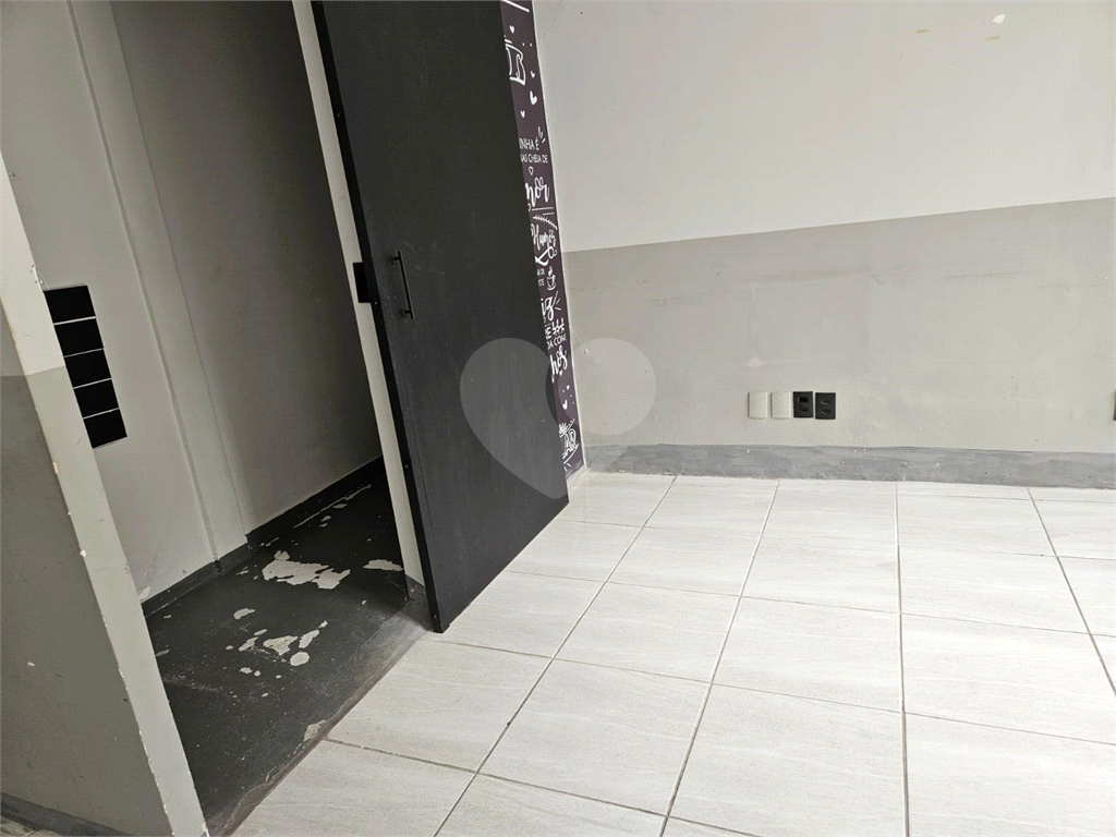 Loja de rua de 32,50m² com 1 salão, área para cozinha, 1 banheiro MOEMA