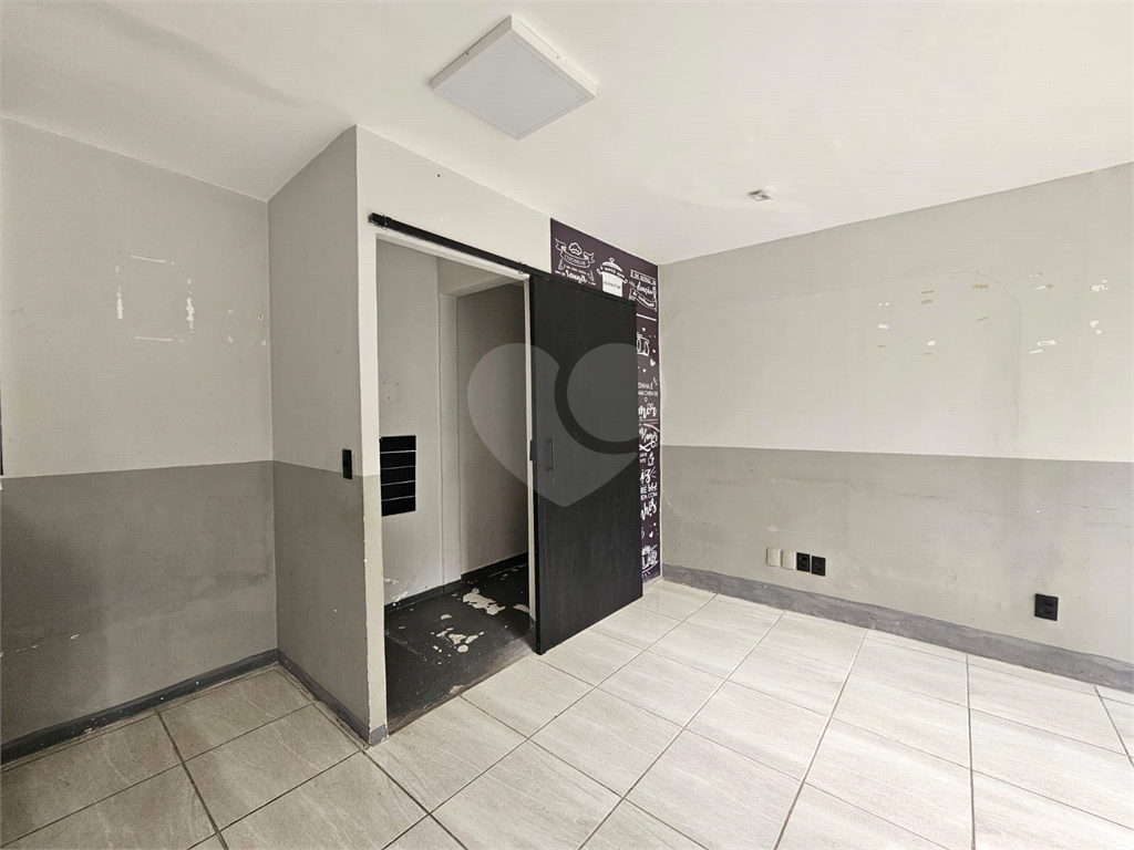 Loja de rua de 32,50m² com 1 salão, área para cozinha, 1 banheiro MOEMA